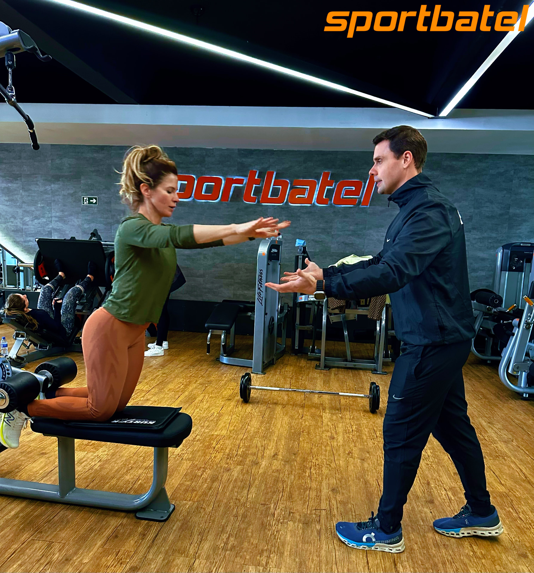 Professor da Sport Batel acompanhando aluna